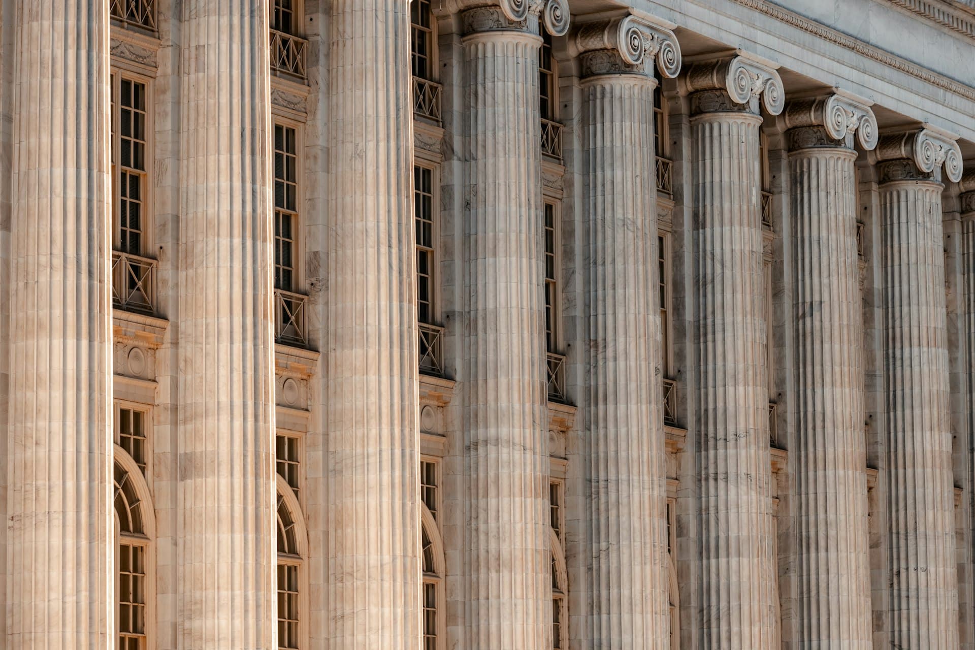 Courthouse representing justice and eligibility for expungement